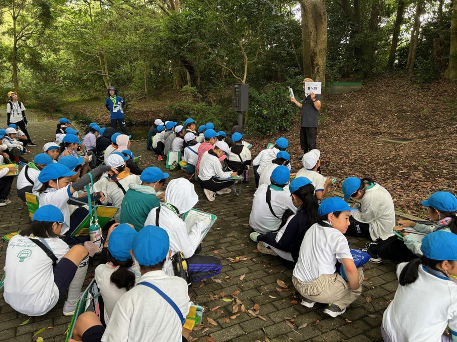 公園を散策する子どもたち