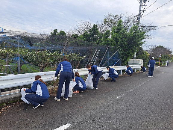 工場周辺を清掃