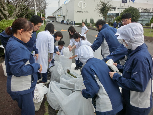 集めたごみを仕分けします