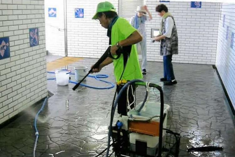 さわやかクラブの小土地下道での清掃の様子