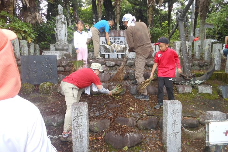焼津山の会会員の高草山清掃ハイク時の様子