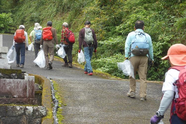 焼津山の会会員の高草山清掃ハイク時の様子