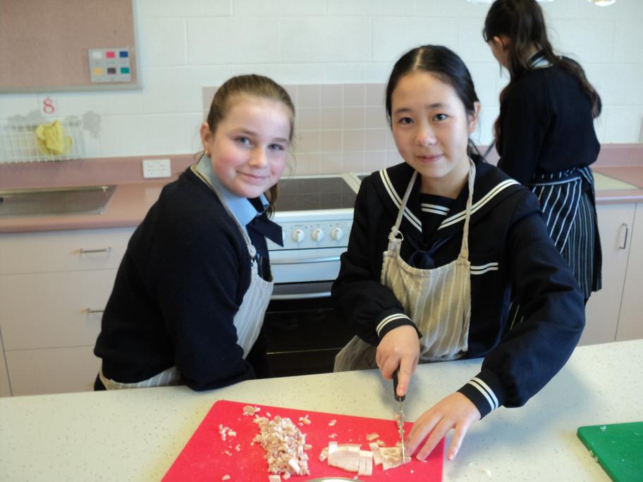 学校体験時の料理の様子