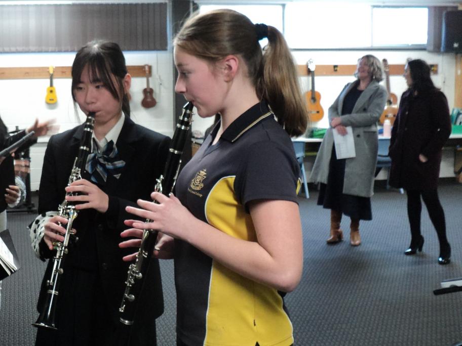 学校体験時の楽器演奏の様子