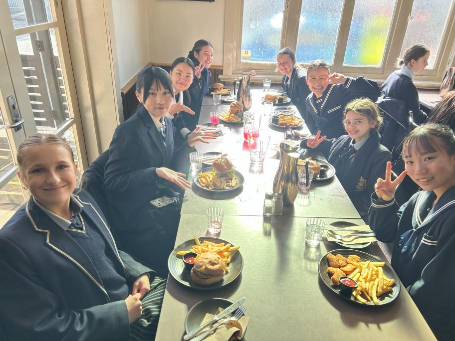 ホバート市見学中の食事の様子