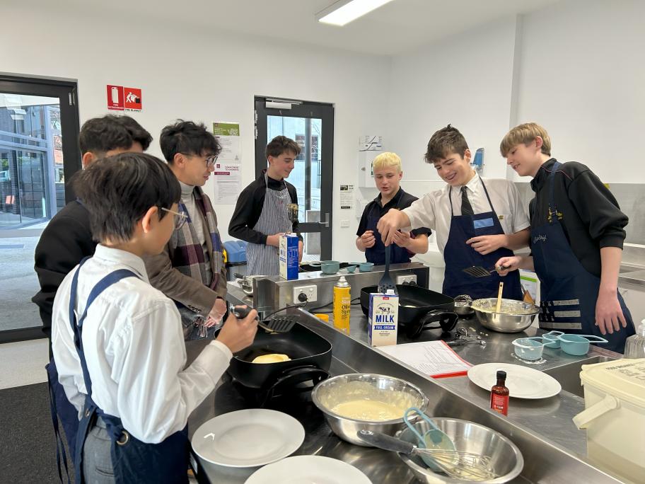 学校体験時の料理の様子