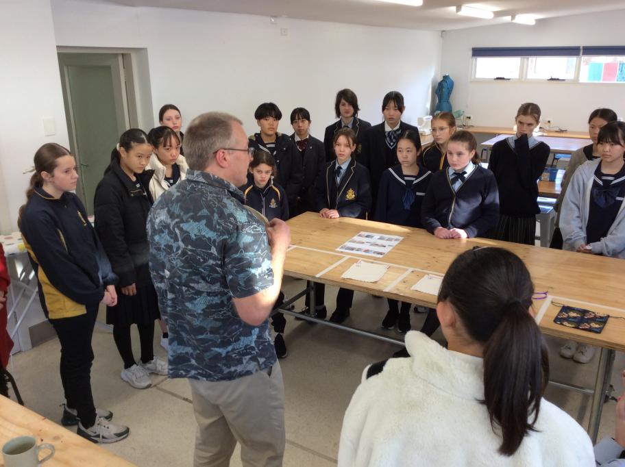 学校体験時に説明を受ける様子