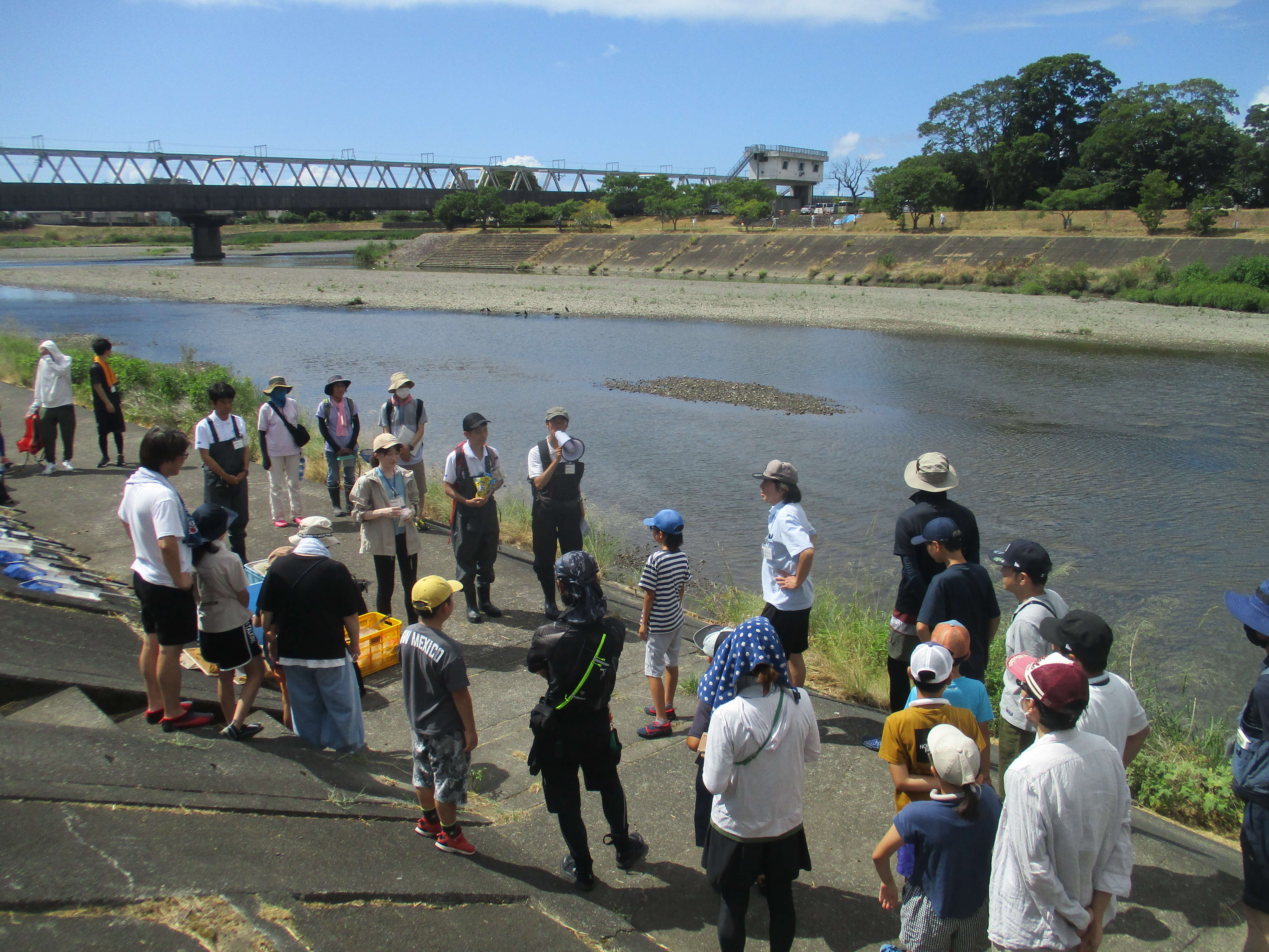 夏休み親子水生生物教室を開催しました